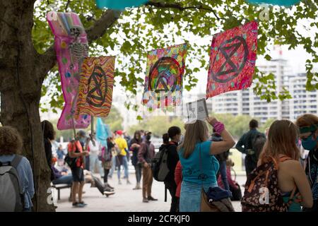 London, Großbritannien. September 2020. Extinction Rebellion Halten Sie eine Flood Alert Beach Party ab, um die Bedrohung durch steigende Gezeiten und das Risiko von großflächigen Überschwemmungen am Oxo Tower Wharf, London, am 6. September 2020 zu beleuchten. XR Flaggen hängen zwischen den Bäumen, wie die Menge sammelt Credit: Denise Laura Baker/Alamy Live News Stockfoto