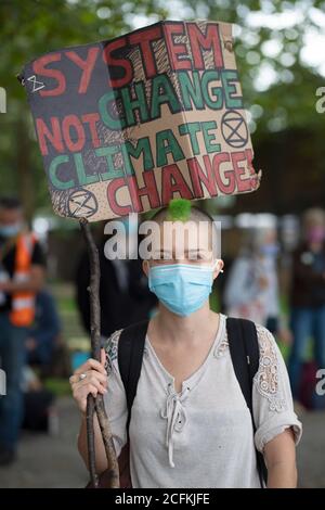 London, Großbritannien. September 2020. Extinction Rebellion Halten Sie eine Flood Alert Beach Party ab, um die Bedrohung durch steigende Gezeiten und das Risiko von großflächigen Überschwemmungen am Oxo Tower Wharf, London, am 6. September 2020 zu beleuchten. Eine junge Protesterin hält ein Plakat mit Systemwechsel, nicht Klimawandel Kredit: Denise Laura Baker/Alamy Live News Stockfoto