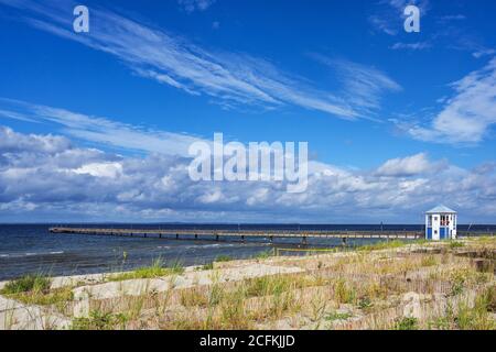 Seebrücke von Lubmin unter blauem Himmel mit Wolken, Badeort für Badeurlaub an der Ostsee in Mecklenburg Westpomerania, Deutschland, Stockfoto