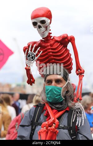 London, Großbritannien. September 2020. Extinction Rebellion Halten Sie eine Flood Alert Beach Party ab, um die Bedrohung durch steigende Gezeiten und das Risiko von großflächigen Überschwemmungen am Oxo Tower Wharf, London, am 6. September 2020 zu beleuchten. Ein männlicher Protestor trägt ein rotes Skelett mit einem Symbol für die Auslöschung.Kredit: Denise Laura Baker/Alamy Live News Stockfoto