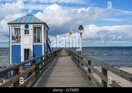 Rettungsschwimmerstation Haus an der Seebrücke von Lubmin unter blauem Himmel mit Wolken, Badeort für Badeurlaub an der Ostsee in Meckl Stockfoto