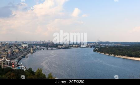 Draufsicht auf den alten historischen Teil der Stadt Kiew. Wozdvizhenka Bereich auf Podol und den Fluss Dnjepr von der Fußgängerbrücke. Wunderschöne Stadt l Stockfoto