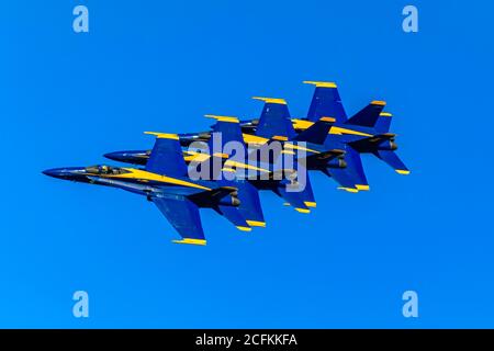 San Francisco, USA - 08. Oktober 2017: Die F-18 Hornet Kampfjets der United States Navy Blue Angels Kunstflugmannschaft im Flug bei der Fleet Week Stockfoto