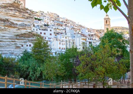 Blick auf Alcala del Jucar (Albacete), eines der schönsten ländlichen Dörfer Spaniens. Kastilien-La Mancha. Stockfoto