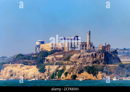 San Francisco, USA - 08. Oktober 2017: United States Navy Blue Angels Kunstflugteam F-18 Hornet Kampfjets im Flug über Alcatraz Island Stockfoto