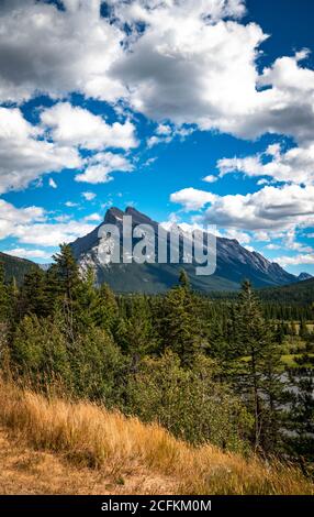 Mount Rundle mit hellblauem Himmel und dramatischen Wolken. Stockfoto