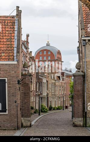 Dordrecht, Niederlande, 19. August 2020: Historische Häuser in der leicht geschwungenen Hofstraat in der Altstadt mit einem postmodernen Wohngebäude Stockfoto