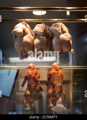 Gekochtes Huhn und Ente hängen an der Küche für asiatische Kunden Im Festival Stockfoto