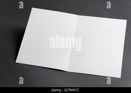 Geöffnete zweifarbige Mock-up weiße Schablone Papier Broschüren oder Karte für Menütext oder andere Nachrichten auf schwarzem Hintergrund, Kopierplatz. Stockfoto