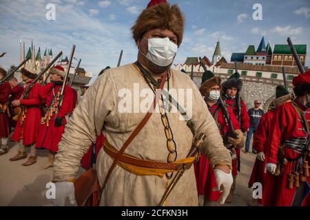 Moskau, Russland. 6. September 2020 Streltsy (die Einheiten der russischen Feuerwaffeninfanterie vom 16. Bis zum frühen 18. Jahrhundert) mit Schutzmasken und Handschuhen nimmt Teil des Festivals Reise nach Moskau des 16.-17. Jahrhunderts im Rahmen der Feierlichkeiten zum Moskauer Stadttag im Moskauer Kolomenskoje historischen und Naturschutzmuseum, Russland Stockfoto