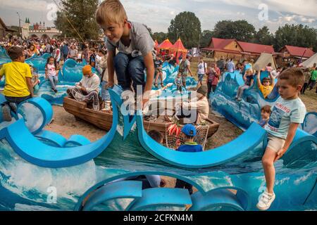 Moskau, Russland. 6. September 2020 Kinder nehmen an der Reise nach Moskau des 16.-17. Jahrhunderts Festival im Rahmen der Moskauer Stadttag Feiern in Moskau Kolomenskoye historischen und Naturschutzgebiet Museum, Russland Stockfoto