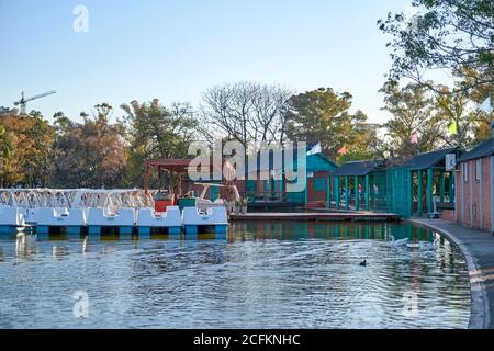 CABA, Buenos Aires, Argentinien; vor 21, 2020: Bootsverleih in Bosques de Palermo See, geschlossen wegen des Coronavirus Ausbruch, covid 19 Stockfoto