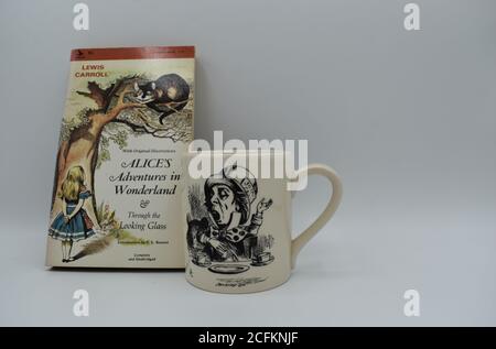 Alice im Wunderland Buch und Becher, mit Kopierraum auf der rechten Seite. Stockfoto