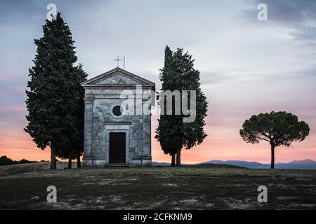 Kapelle Cappella della Madonna di Vitaleta im Val d' Orcia, Toskana, Italien bei Sonnenaufgang oder Morgenröte im romantischen und geheimnisvollen Ersten Licht Stockfoto