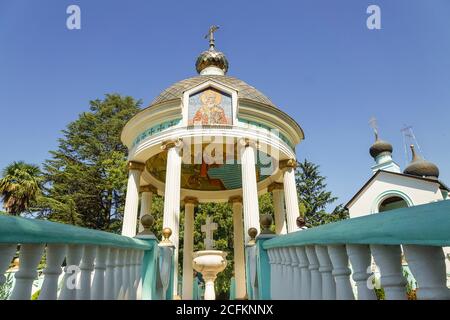 ADLER, SOTSCHI, RUSSLAND - SEPTEMBER 17.2012: Vodolatskii die Kuppel der Rotunde in der Kirche der Heiligen Dreifaltigkeit im Dorf Adler. Russland Stockfoto