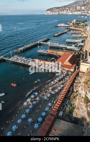 Sorrento, Italien -August 26 2020: Lionelli's Beach und Marameo Beach Club in Sorrento mit Sonnenschirmen im Sommer Stockfoto