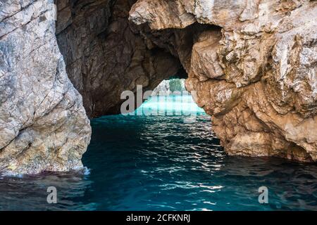 Grotta Verde oder Green Grotto, eine Meereshöhle an der Küste der Insel Capri in Süditalien im Mittelmeer Stockfoto