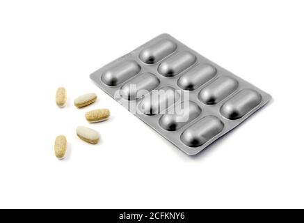 Medicine Pillen in Aluminiumfolie Streifen auf weißem Hintergrund isoliert. Stockfoto