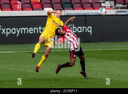 Brentford, Großbritannien. September 2020. David Wheeler von Wycombe Wanderers und Dom Thompson von Brentford Luftkampf während der Carabao Cup 1. Runde Spiel hinter verschlossenen Türen zwischen Brentford und Wycombe Wanderers am Brentford Community Stadium, Brentford, England am 6. September 2020. Foto von Liam McAvoy/Prime Media Images. Kredit: Prime Media Images/Alamy Live Nachrichten Stockfoto