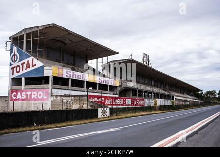 Blick auf die Boxengebäude und die Strecke auf der ehemaligen Formel-1-Rennstrecke in Reims-Gueux, Frankreich Stockfoto