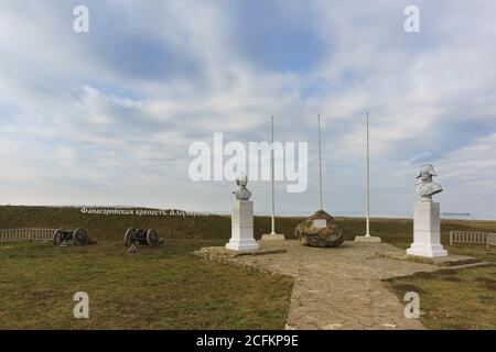 TAMAN, Bezirk TEMRYUK, REGION KRASNODAR, RUSSLAND - Januar 04.2017: Büsten von Alexander Suworow und Fjodor Uschakow mit einem Gedenkstein auf den s Stockfoto