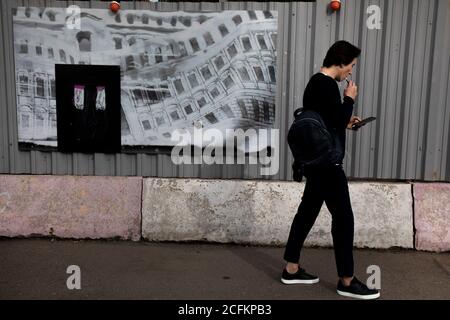 Moskau, Russland. 6. September 2020 EIN Gemälde moderner Kunst hängt am Zaun einer Baustelle in der Nähe der U-Bahnstation Kolomenskaya in Moskau, Russland Stockfoto