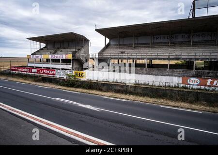 Blick auf die Boxengebäude und die Strecke auf der ehemaligen Formel-1-Rennstrecke in Reims-Gueux, Frankreich Stockfoto