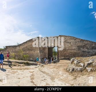 BACHTSCHISSARAY, REPUBLIK KRIM, RUSSLAND - 13.2016. SEPTEMBER: Mittelalterliche Höhlenstadt-Festung Tufut-Kale, Bachtschysarai, Krim, Russland. Tor Durchschnitt defe Stockfoto