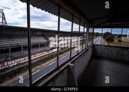 Blick auf die Boxengebäude und die Strecke auf der ehemaligen Formel-1-Rennstrecke in Reims-Gueux, Frankreich Stockfoto