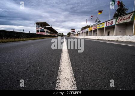 Blick auf die Boxengebäude und die Strecke auf der ehemaligen Formel-1-Rennstrecke in Reims-Gueux, Frankreich Stockfoto