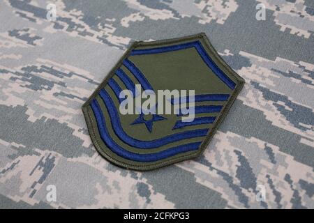 31. August 2020. US AIR FORCE Master Sergeant Rang Patch auf digitalen Tiger-Streifen-Muster Airman Battle Uniform (ABU) Stockfoto