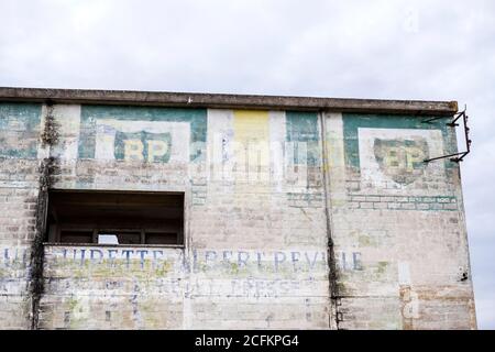 Blick auf die Boxengebäude und die Strecke auf der ehemaligen Formel-1-Rennstrecke in Reims-Gueux, Frankreich Stockfoto