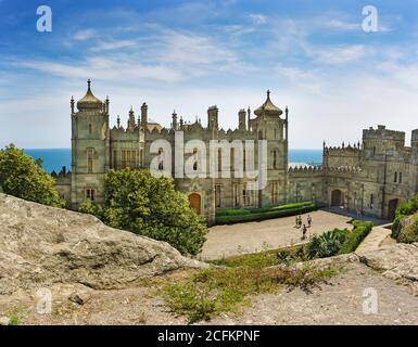 ALUPKA, KRIM, RUSSLAND - 06.2016. JUNI: Nordfassade des Palais Woronzow auf dem Schwarzen Meer auf der Krim. Stockfoto