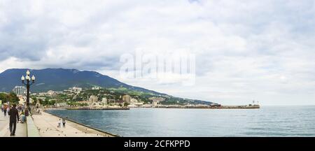 JALTA, KRIM, RUSSLAND - 08.2016. JUNI: Panorama der Uferpromenade der Stadt und Bucht Marinestation Stockfoto