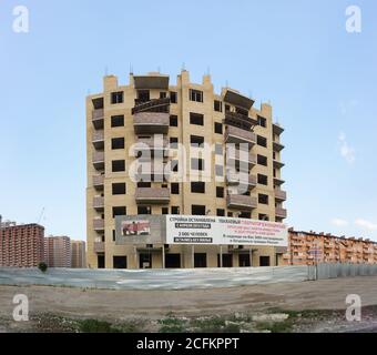 KRASNODAR, RUSSLAND - JULI 26.2016: Unvollendet aufgrund des Bankrotts des Bauers mehrstöckiges Wohngebäude auf Moskovskaya Straße in der Stadt Stockfoto