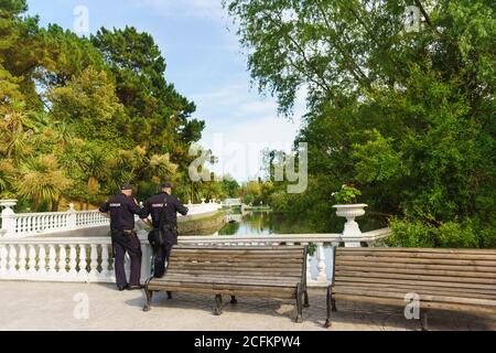 Sotschi, Region Krasnodar, Russland - 06.2017. Juni: Zwei Polizisten bewachen den Befehl rund um den Teich im dendrologischen Park 'Southern Kultur'. Pat Stockfoto