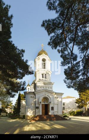 Gelendschik, Region Krasnodar, Russland - 29.2017. April: Swjato-Wosnesenski Kathedrale der Russischen Orthodoxen Kirche in der Stadt Gelendschik Stockfoto