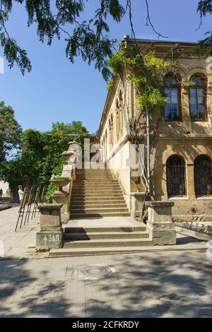 Russland, Krim, Sewastopol - September 04.2017: Treppe des Museumsgebäudes mit der byzantinischen Ausstellung in Chersonesus Tavrichesky Stockfoto