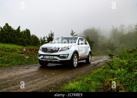 SUV Kia Sportage 2.0 CRDI awd oder 4x4, am frühen Morgen auf der dirth Bergstraße, schöne Autolandschaft. Crossover-Tests auf hartem Gelände. Gefahrenstraße Stockfoto