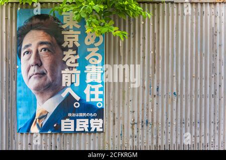 tokio, japan - September 06 2020: Regnerisches nasses Plakat der Liberaldemokratischen Partei Jimintō mit Shinzo Abe, dem am längsten amtierenden Ministerpräsidenten Japans Stockfoto