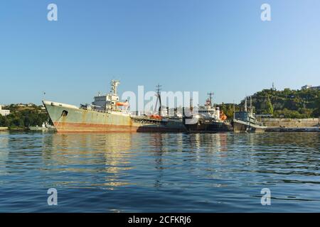 Russland, Krim, Sewastopol - September 03.2017: Der durchschnittliche Seetanker 'Koyda', rettet Schleppboot Shakhter und feuern das Schiff 'pzhs-123' auf der Werft in Q Stockfoto