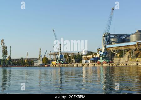 Russland, Krim, Sewastopol - September 03.2017: Ein Blick von der Bucht auf den Getreideanleger und Ladekrane Seehafen auf dem Dock. Stauerei Stockfoto