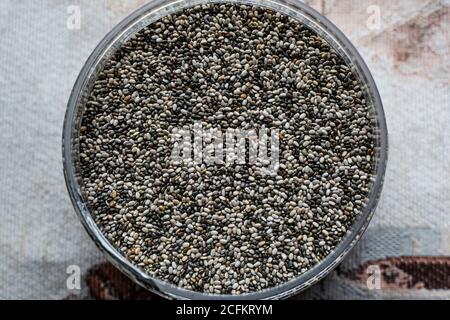 chia-Samenoberfläche in Schale, Draufsicht Stockfoto