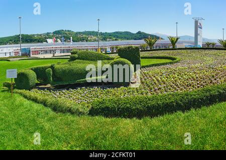 Russland, Sotschi, Region Krasnodar-Juni 05.2017: Buchsbaum oben in Form eines Rennwagens auf einem Blumenbeet im Olympiapark der südlichen Stadt Stockfoto