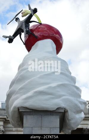 London, Großbritannien. September 2020. Die ENDSKULPTUR auf dem vierten Sockel im Londoner Trafalgar Square von der Künstlerin Heather Phillipson und wird bis 2022 erhalten bleiben Stockfoto