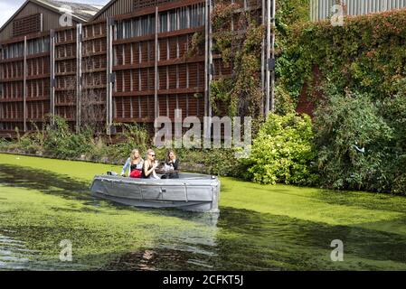 Partyboote auf dem Grand Union Canal, Sheldon Square, Paddington Central, London Stockfoto