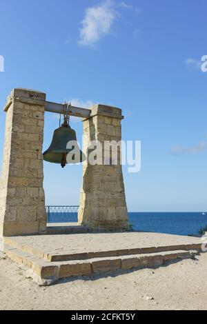 Russland, Krim, Sewastopol - 04.2017. September: Die Glocke von Chersonesos ist ein Denkmal der Geschichte der Stadt Sewastopol, in Quarantänebucht gelegen Stockfoto