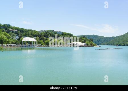 Russland, Region Krasnodar, Novorossijsk, Abrau-Durso - 12. Juni 2018: Amphitheater mit Musikbühne am zentralen Ufer des Abrausees. Das sereni Stockfoto