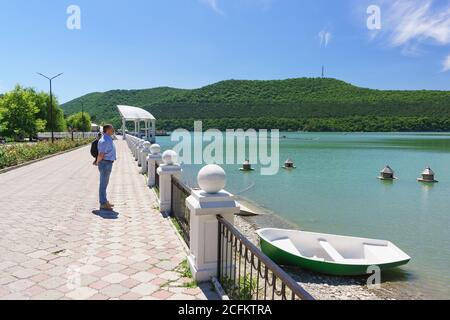 Russland, Region Krasnodar, Novorossijsk, Abrau-Durso - 12. Juni 2018: Malerischer Damm des Bergsees Abrau. Sommer Sonnentag Stockfoto