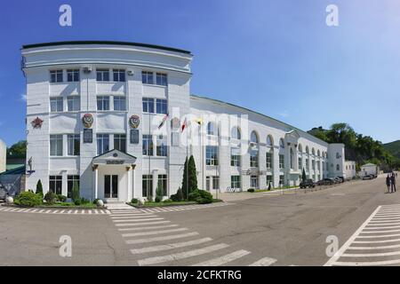 Russland, Region Krasnodar, Noworossijsk, Abrau-Durso Dorf-12. Juni 2018: Verwaltungsgebäude der JSC Abrau-Durso. Die Fassade des Gebäudes ist d Stockfoto